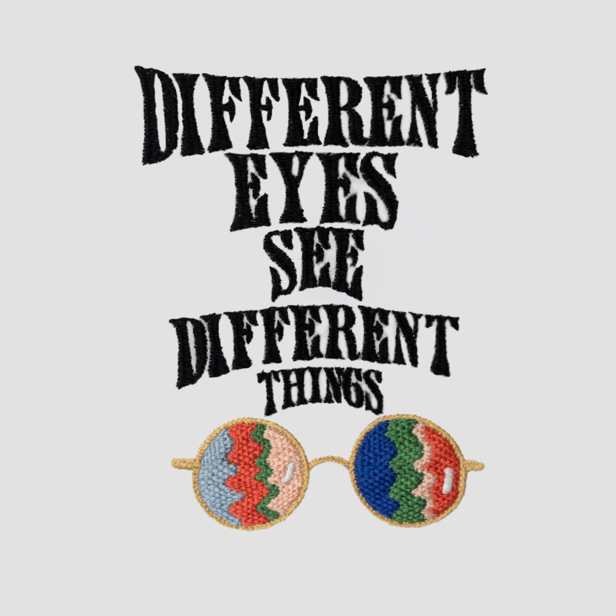 REGULAR FIT "Different eyes see different things"